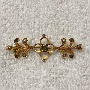 Antique Victorian / Edwardian 10k gold pin brooch with peridot and seed pearls